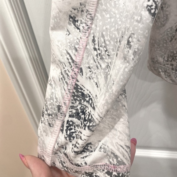 Womens Small Joe Fresh Active Wear White and Black Pattern Zip Up - Picture 4 of 6